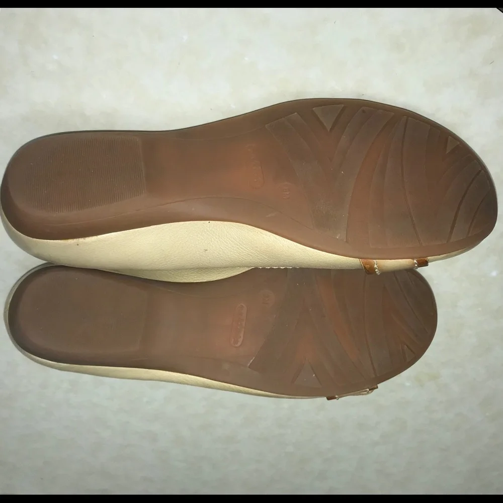Light tan leather flats Nurture by Lamaze Size 8